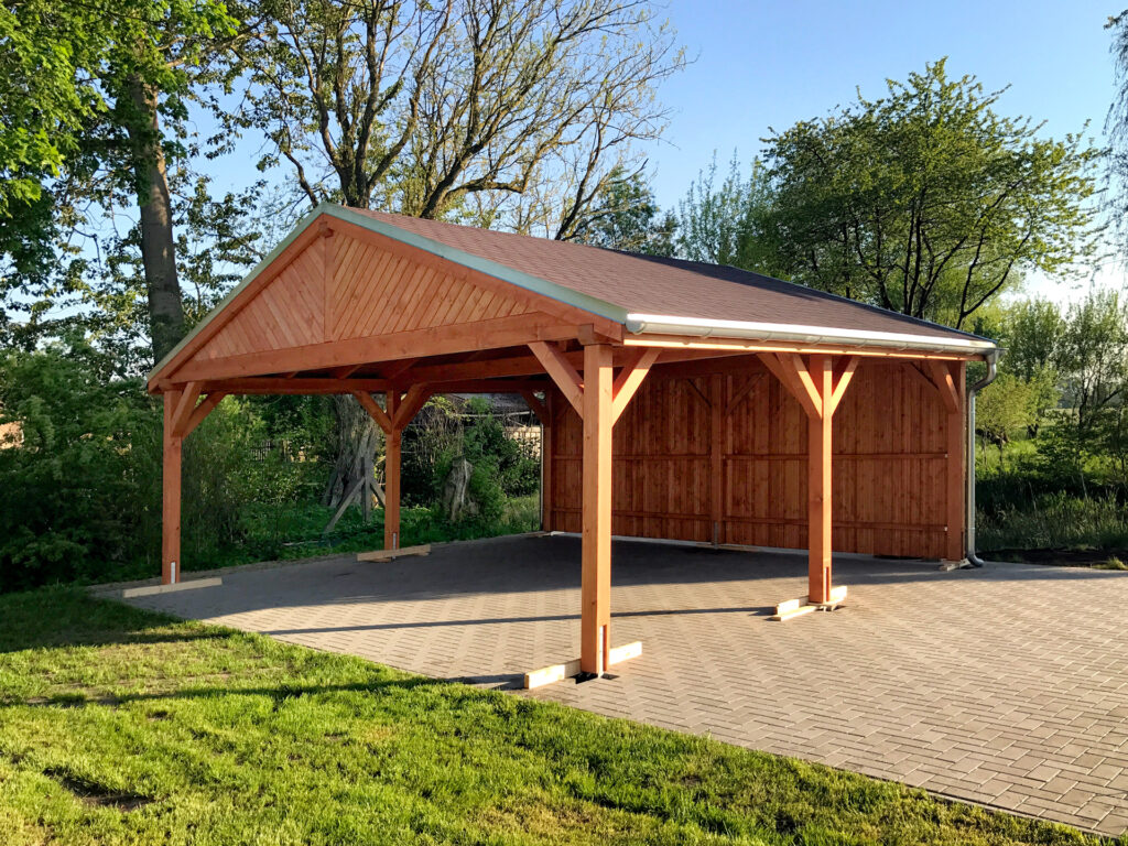 Drewniana wiata garażowa firmy TRAK